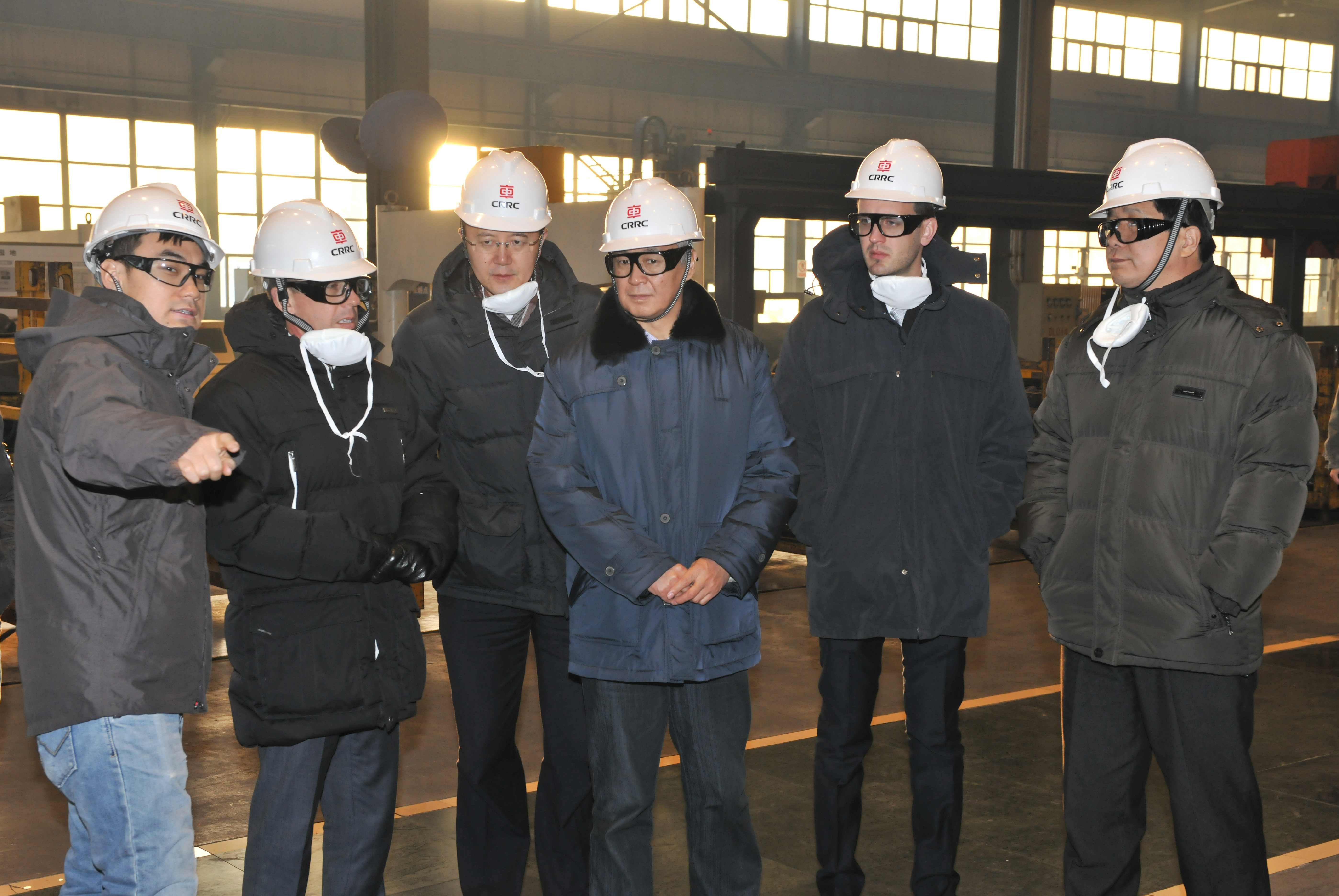 2017年1月16日，力拓公司采购部新兴市场总经理柯迈休、矿石车工程总部经理罗伯特·威尔逊等一行到齐车公司参观访问