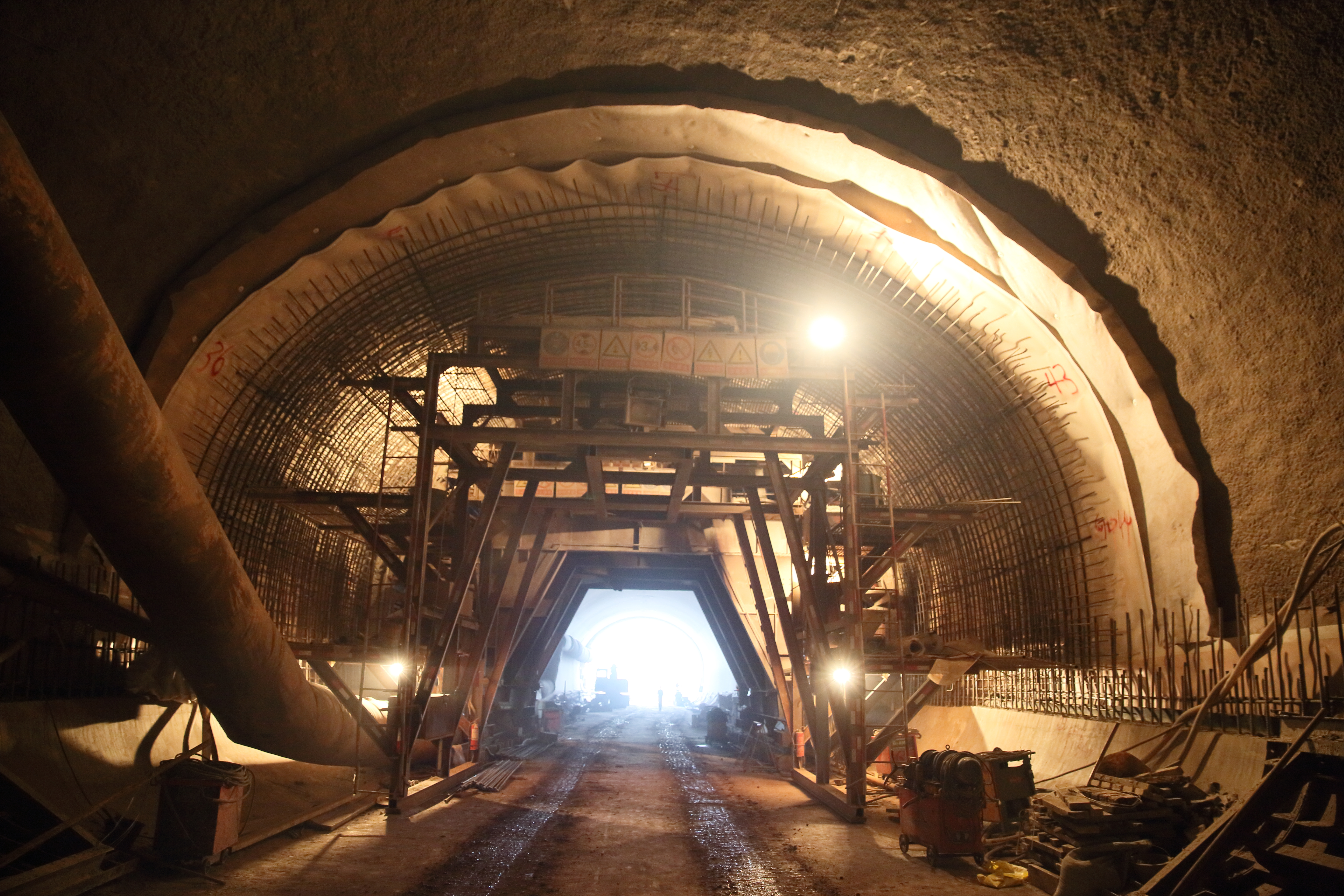 重庆轨道交通四号线隧道二衬施工