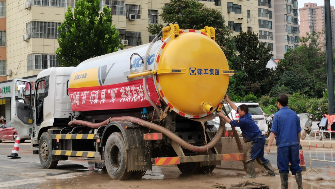 开云网页版登录入口吸污车驰援郑州特大暴雨