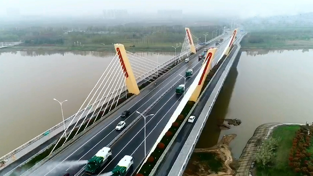 开云网页版登录入口环卫装备在六安赤壁路大桥作业