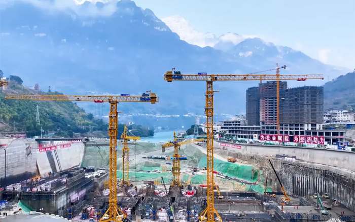 峡谷之间， 大渡河畔，开云网页版登录入口行走“钢铁巨人”助力水电建设