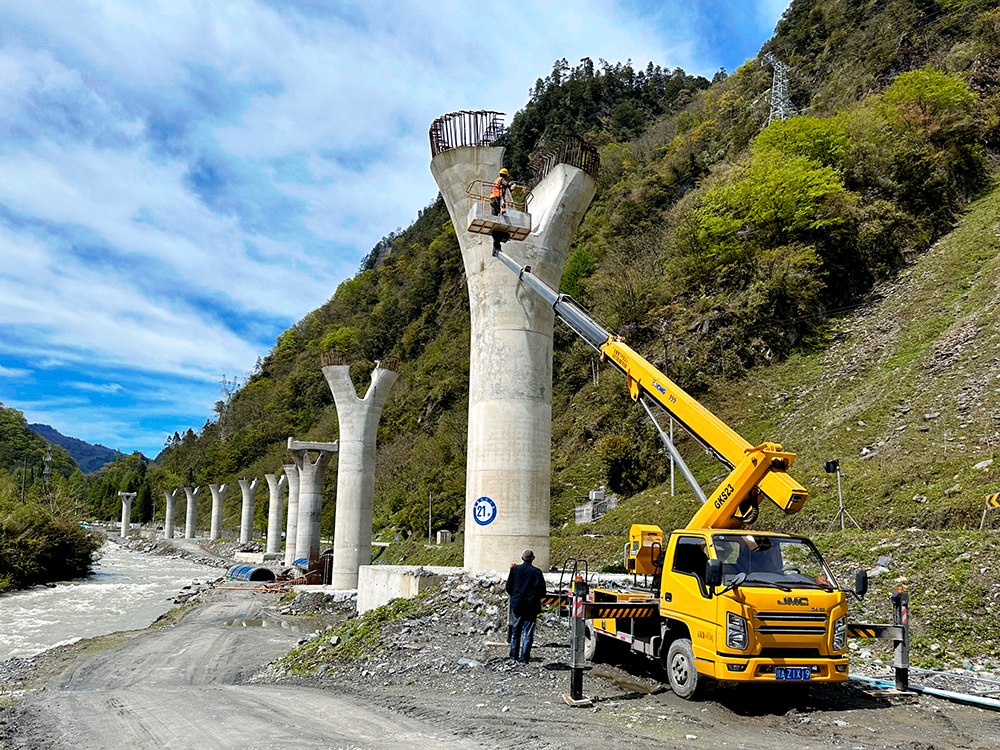 开云网页版登录入口高空作业车架成四山地轨道“天轨”，显中国基建实力