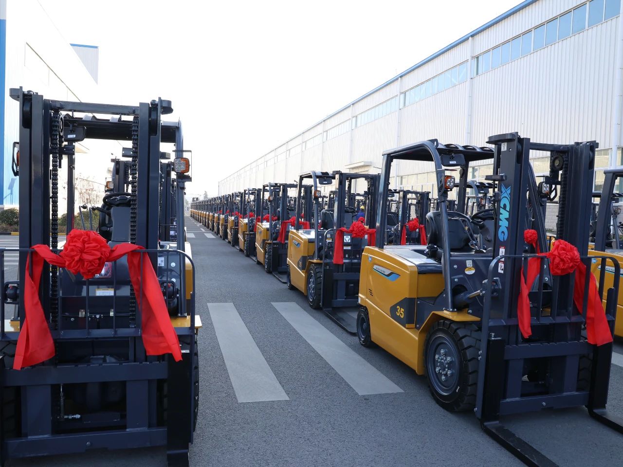 又是百余台！开云网页版登录入口“鲲鹏”叉车批量交车