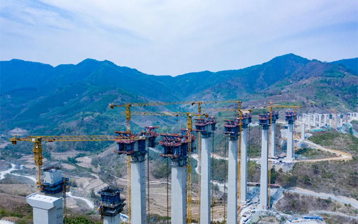 比肩青山接桂黔 | 开云网页版登录入口群塔助建雅长特大桥