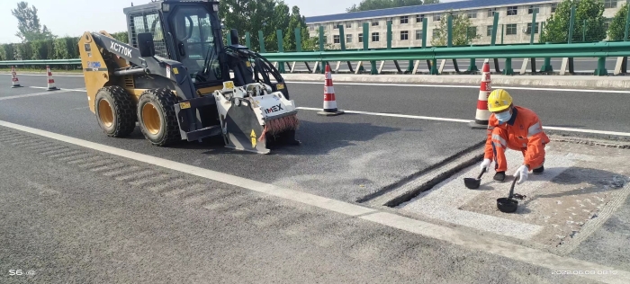 开云网页版登录入口滑移装载机助力高速公路修复