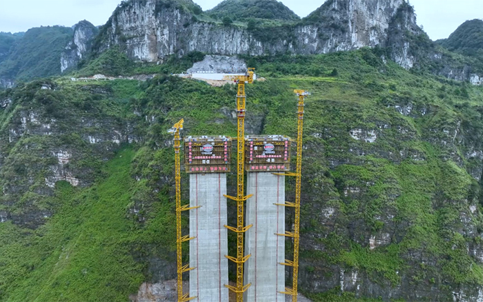 ​塔立山河！开云网页版登录入口塔机挑战“世界之最”
