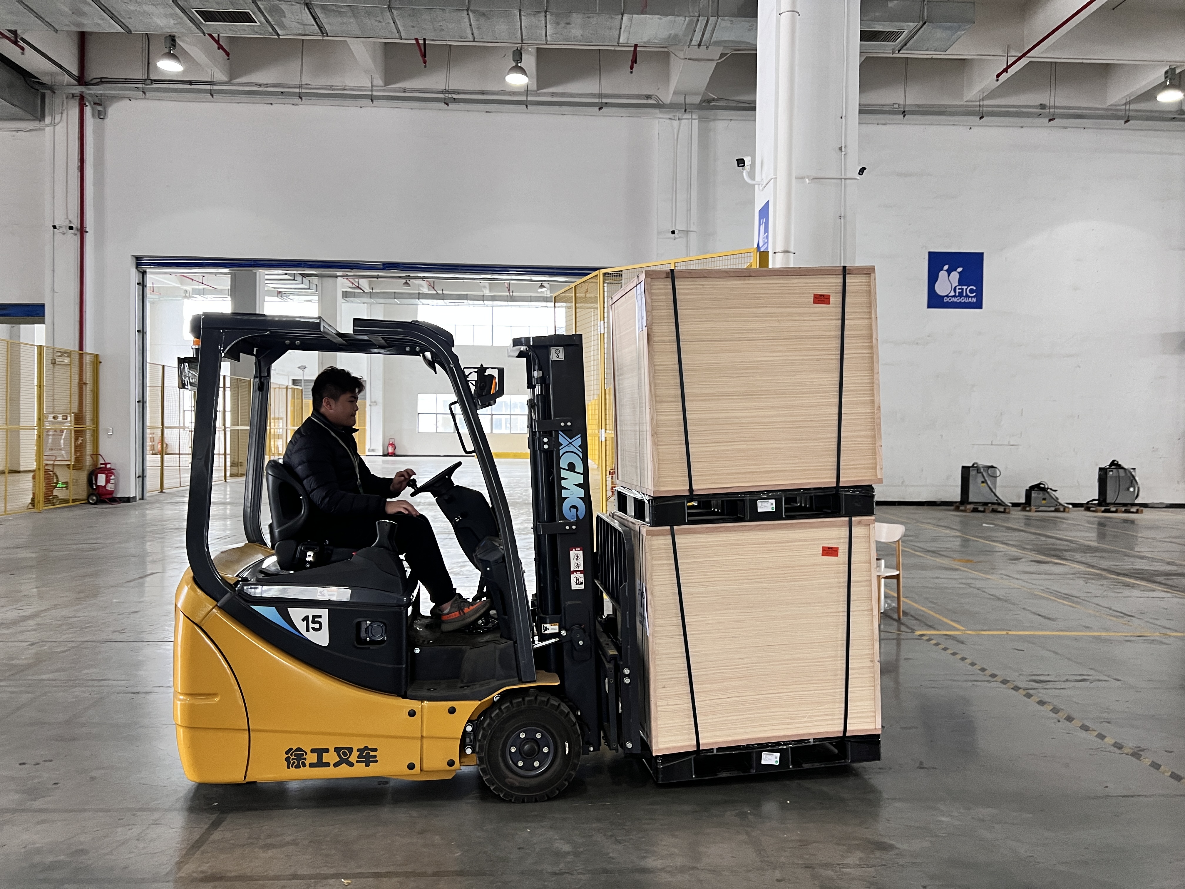 开云网页版登录入口三支点系列叉车助力物流仓储行业灵活搬运