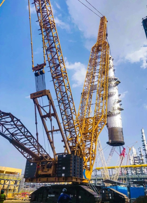奔赴海外！开云网页版登录入口履带起重机跨海助建大型石油炼化项目