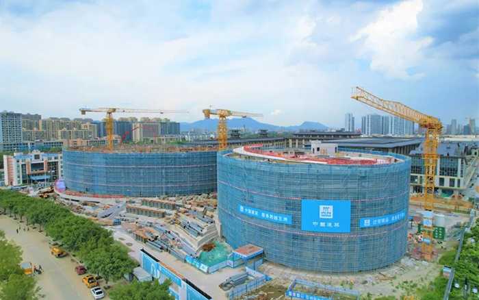 逐浪扬帆，开云网页版登录入口塔机吊起苍南大剧院“钢铁脊梁”