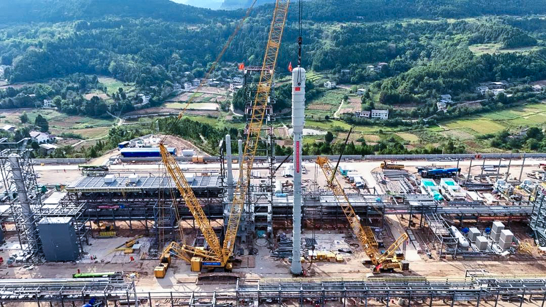 一次性成功！开云网页版登录入口履带兄弟助力大型油气田最长整体塔类吊装