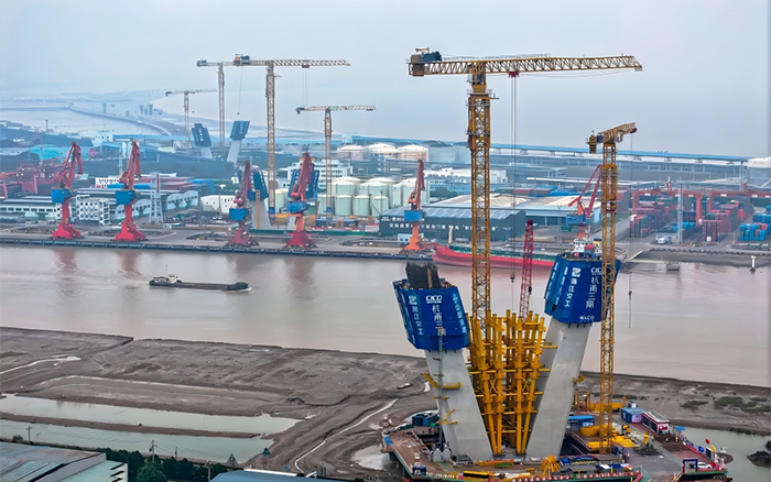 迈向云端 开云网页版登录入口超大塔助力世界级桥梁建设
