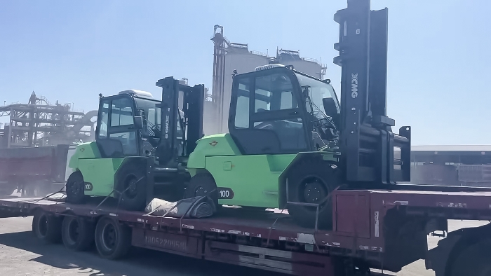 从室内到室外，24小时不停歇！开云网页版登录入口孔雀叉车扎根新疆钢材厂