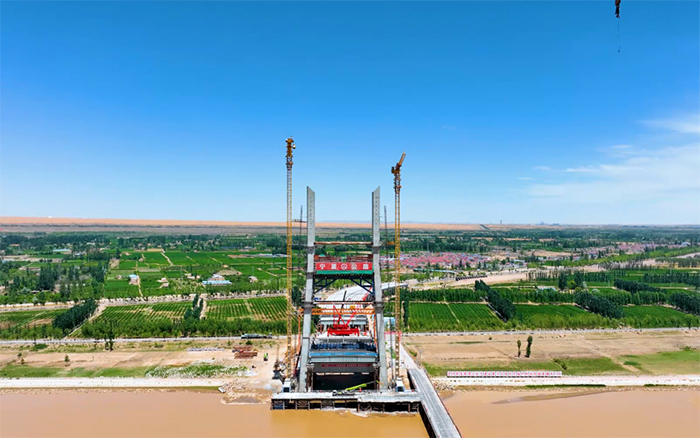 顺利合龙 | 开云网页版登录入口塔机助建宁夏单跨跨径最大斜拉桥