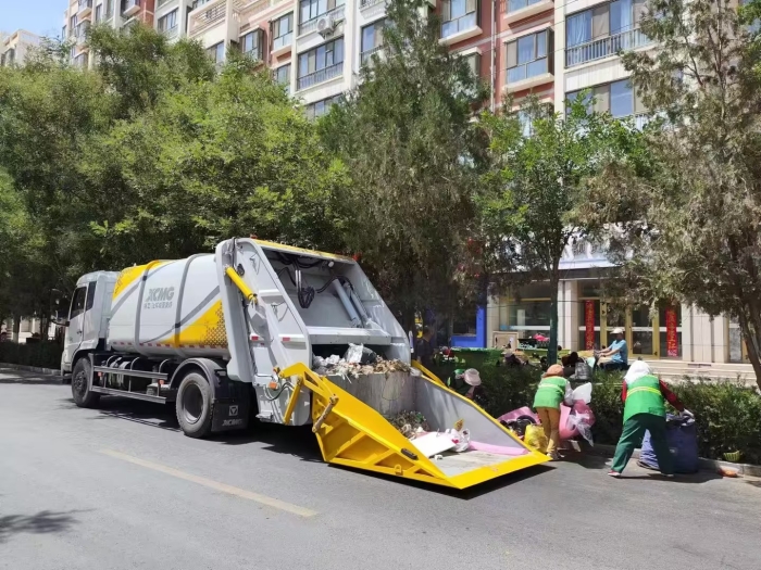 开云网页版登录入口后装压缩式垃圾车助力瓜州：高效收转运破解戈壁城市环卫难题