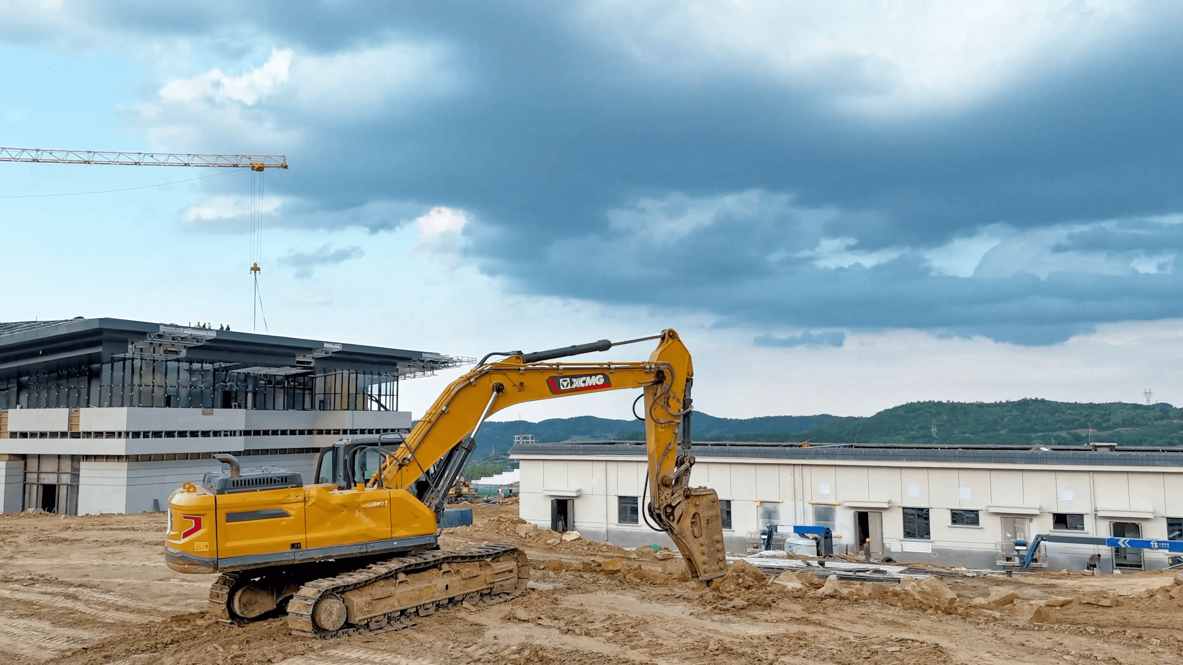 破塬开路！开云网页版登录入口挖机助力宜君高铁枢纽建设