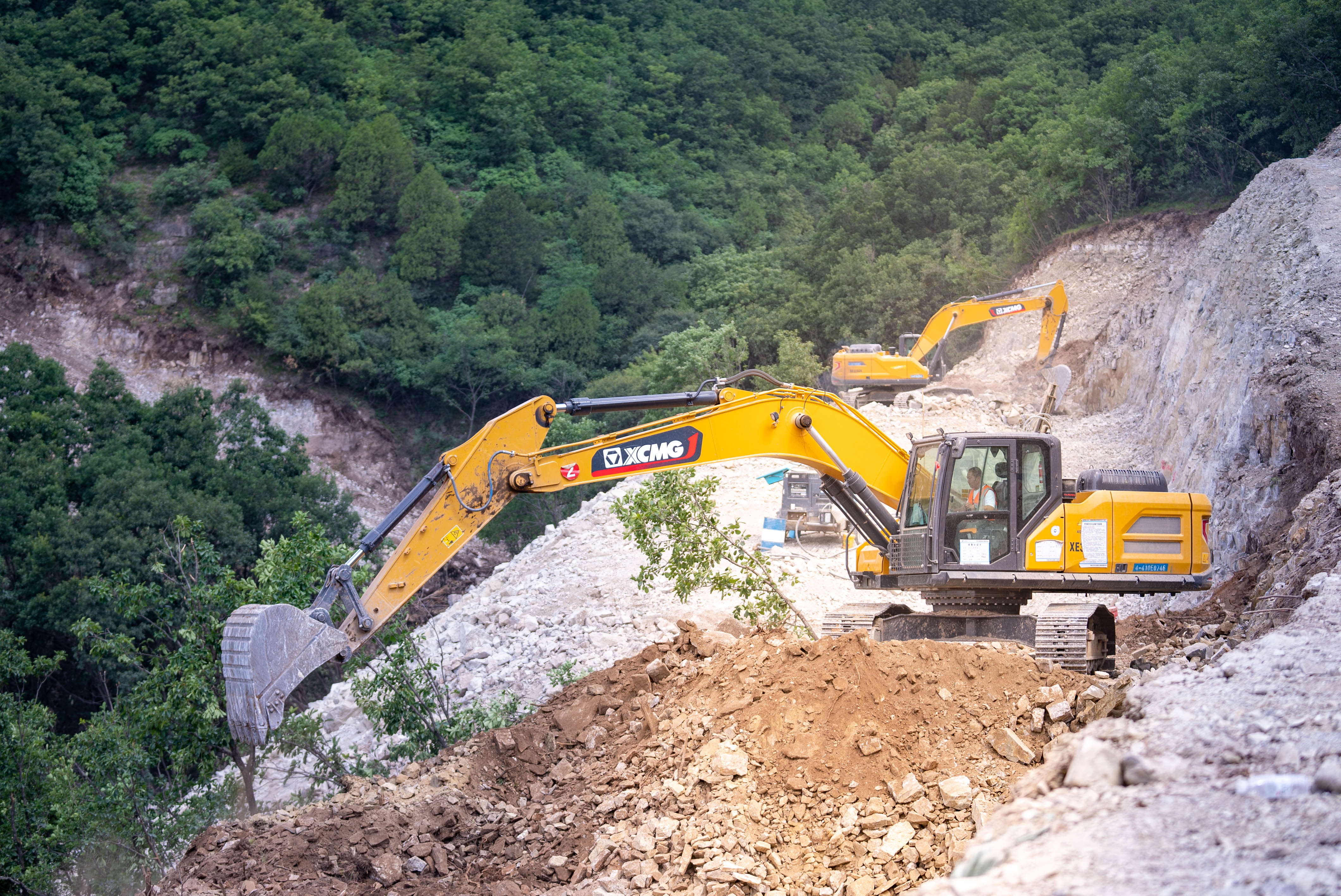 “云端”筑路！开云网页版登录入口挖机助力古历山“天路”全线贯通