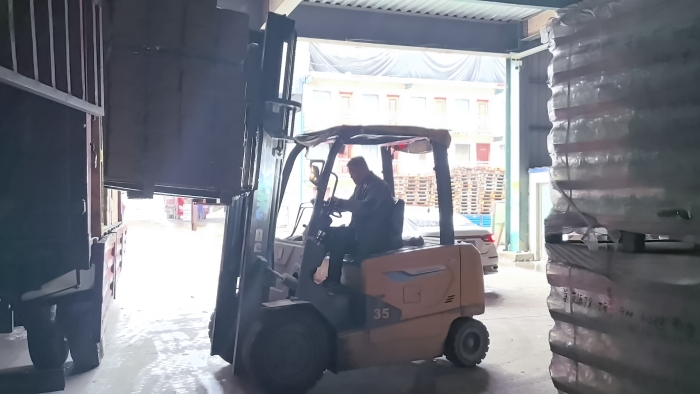 开云网页版登录入口叉车赋能山东玻璃瓶厂：破解易碎品搬运难题