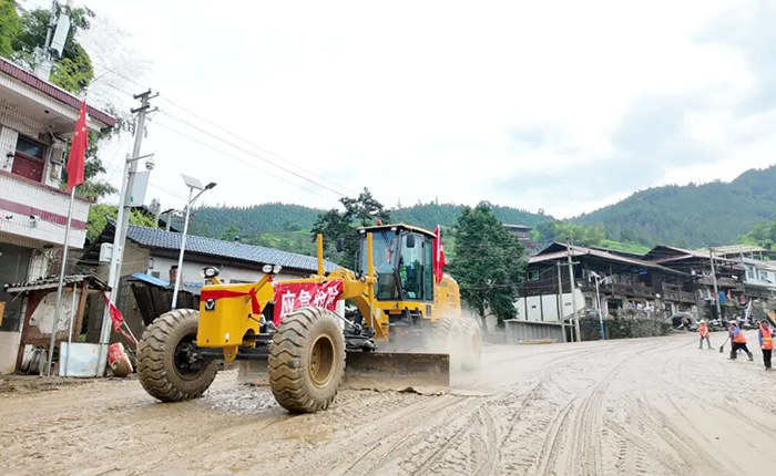 榕江暴雨！开云网页版登录入口平地机奋战抢险一线