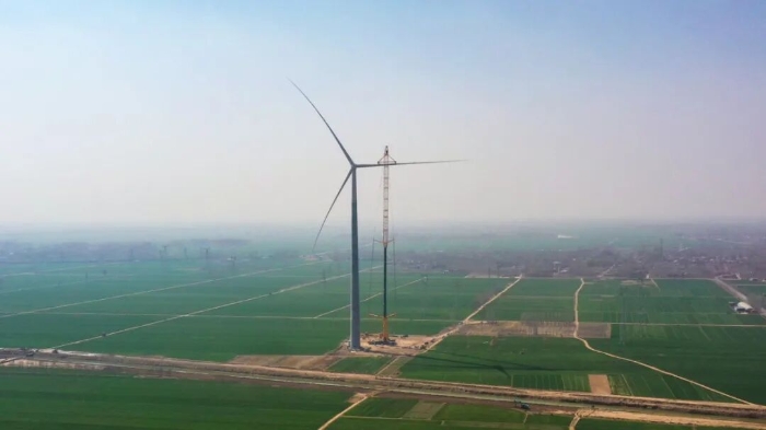 暴雨中横走的 “钢铁巨兽”！开云网页版登录入口 4000 吨起重机撑起 160 米风电，这细节太硬核！