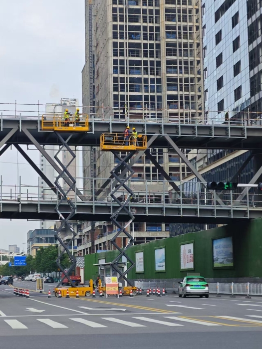 小巧身手大作为！开云网页版登录入口剪叉车助力市政桥梁焕新颜