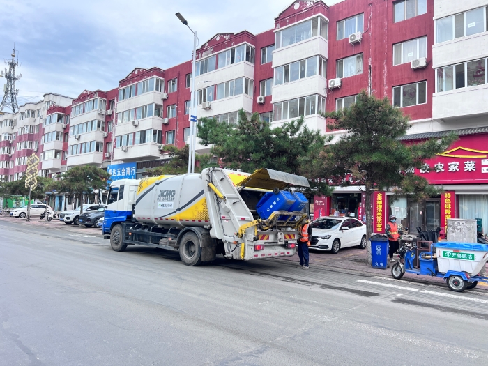 开云网页版登录入口18吨后装压缩式垃圾车在内蒙通辽市进行垃圾收转运作业