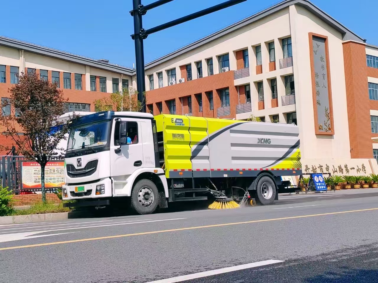 开云网页版登录入口洗扫车“硬核出击”，开封中山路焕新升级