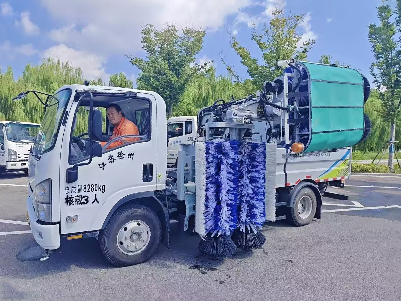开云网页版登录入口护栏清洗车：智慧守护徐州经开区的“城市美学”