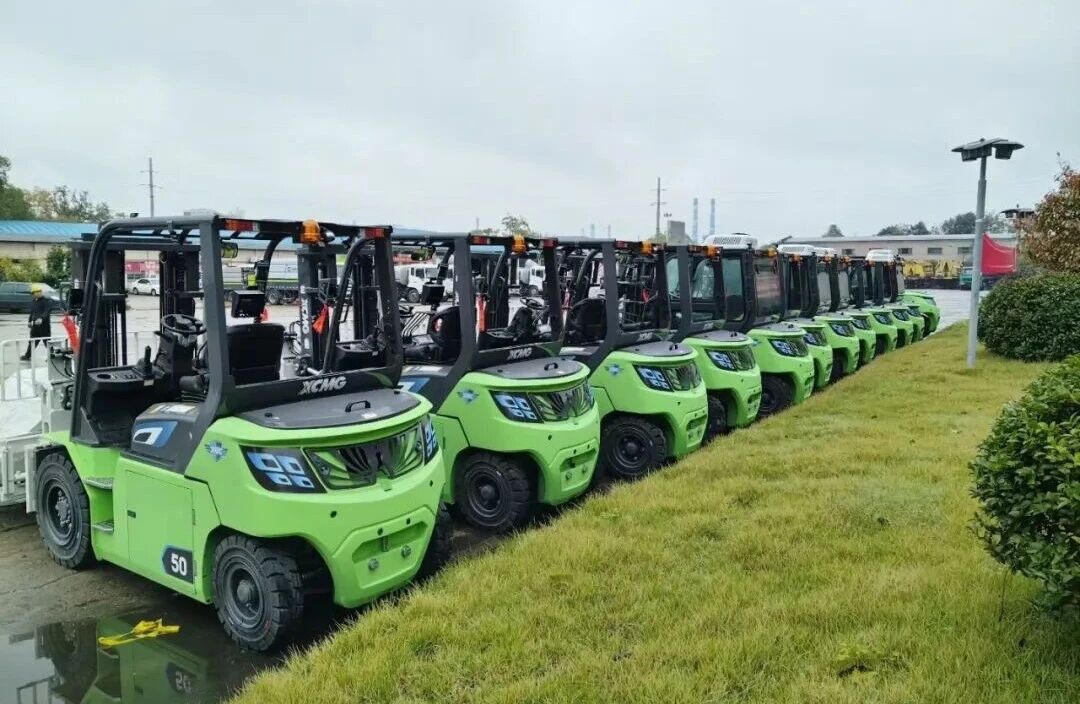 开云网页版登录入口孔雀大吨位叉车，“上岗”湖南钢铁厂