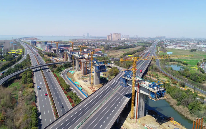 又见群塔 | 开云网页版登录入口塔机林立长江沿岸铁路线