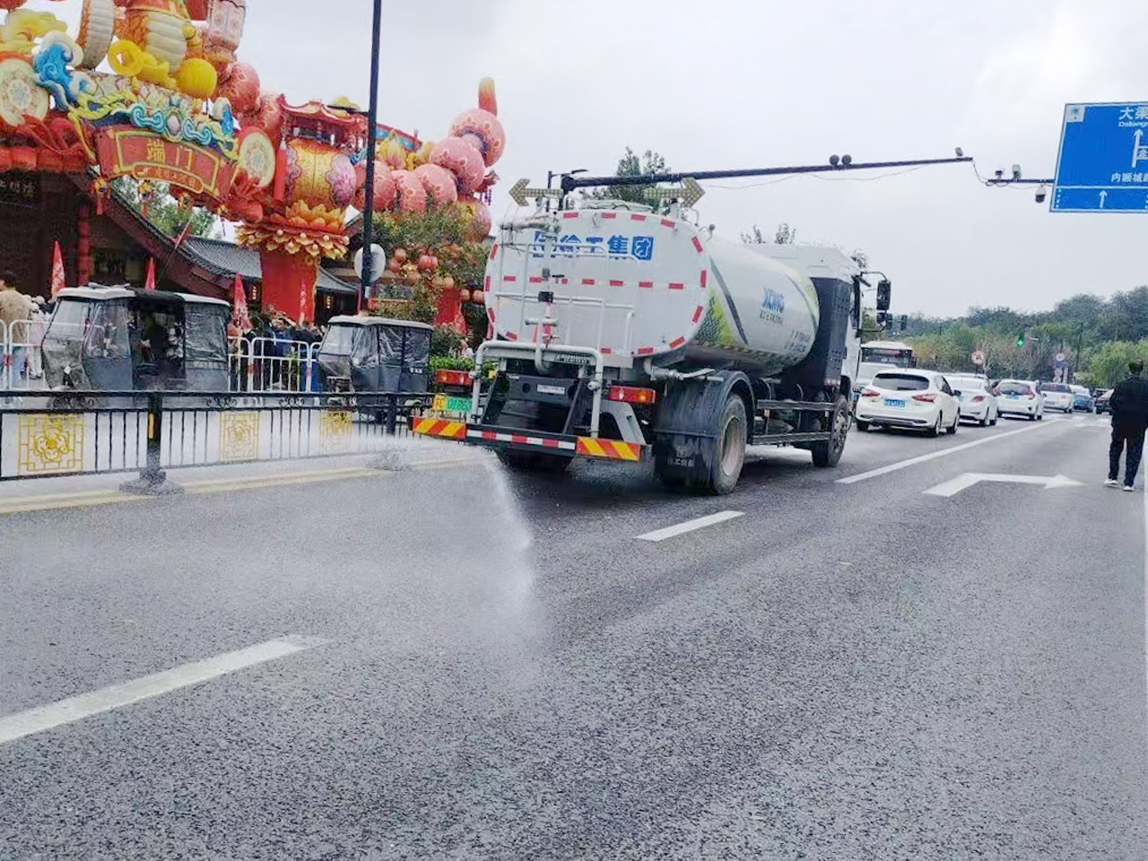 开云网页版登录入口洒水车在开封：多模式作业守护城市洁净与清新