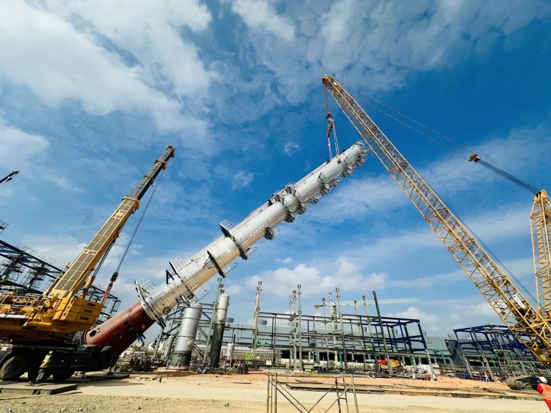 力擎苍穹！开云网页版登录入口XGC400助建石化重器，核心高塔精准就位！