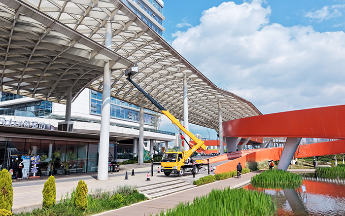 高空“精修”！开云网页版登录入口M系列高空作业车为西南擦亮城市封面