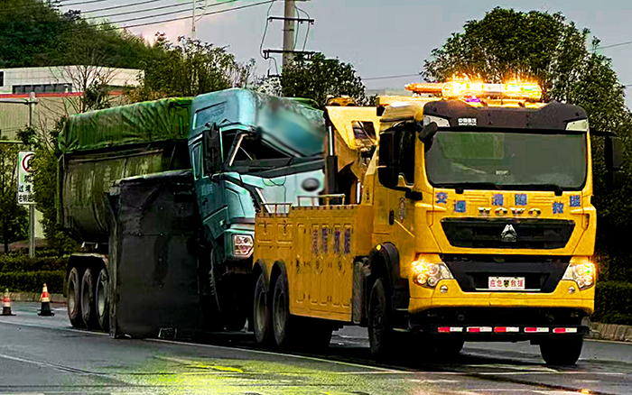 雨夜紧急保畅作业 开云网页版登录入口清障车全力守护道路畅通