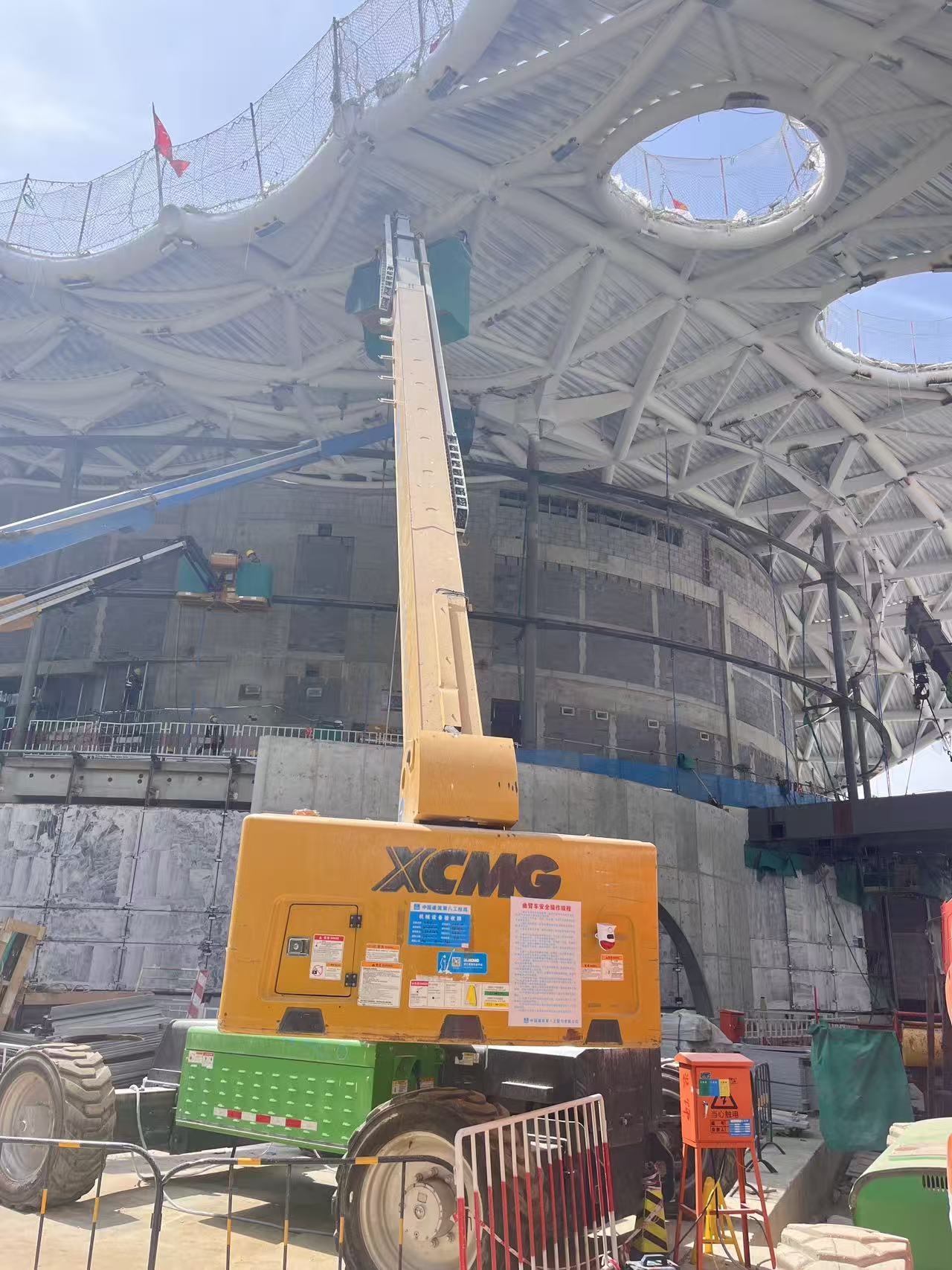 云端起舞！开云网页版登录入口高空作业平台助力雄安“财富之门”幕墙精准“换装”